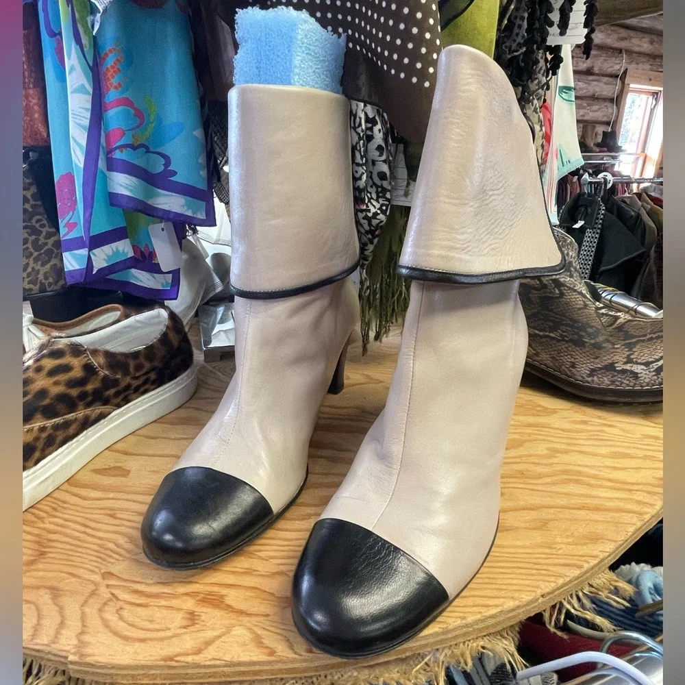 🖤Great USED Condition 39(9.5) Taryn Rose Chanel like booties🔥 - Picture 3 of 16